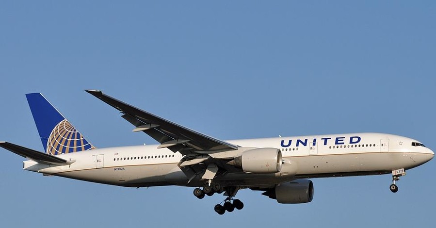 В США экстренно посадили самолет из-за пассажира, который пытался покусать людей