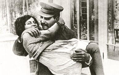 Мужчины мстили дочери Сталина за ее отца