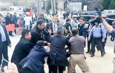 В Вашингтоне протестующие устроили потасовку с телохранителями Эрдогана