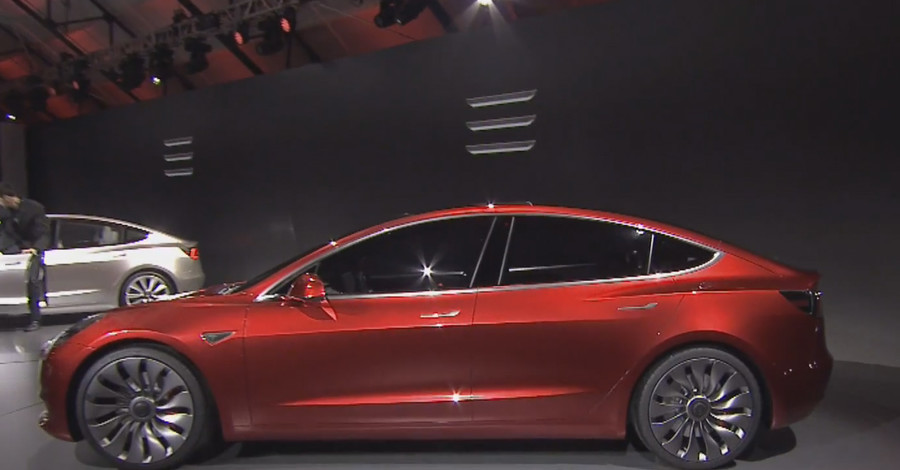 Tesla презентовала новый электромобиль