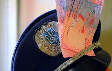 Полицейских задержали на взятке в тысячу долларов
