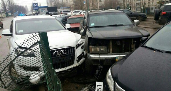 Харьковчанка на Audi Q7 протаранила парковку