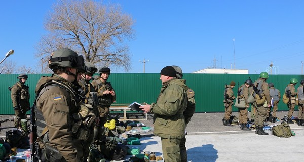 Запорожскую АЭС окружила военная техника и вооруженные бойцы