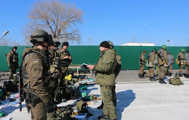 Запорожскую АЭС окружила военная техника и вооруженные бойцы