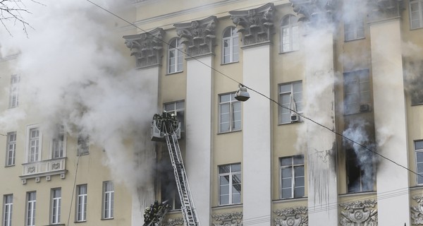 В Москве пожарные не могут потушить огонь в здании Минобороны   