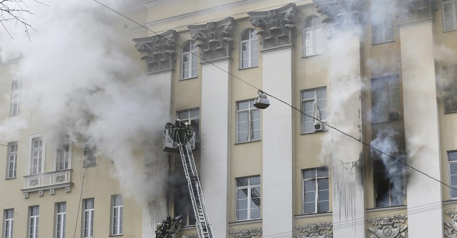 В Москве пожарные не могут потушить огонь в здании Минобороны   