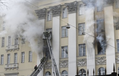 В Москве пожарные не могут потушить огонь в здании Минобороны   