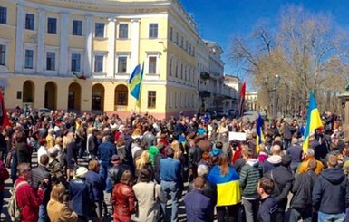Митинг в Одессе: мусорный бак у прокуратуры и заявление Марушевской