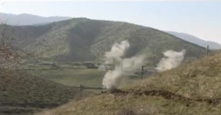 В зоне карабахского конфликта возобновились боевые действия, сбит вертолет Азербайджана