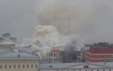 Пожар в Минобороны в Москве локализовали, здание осталось без крыши