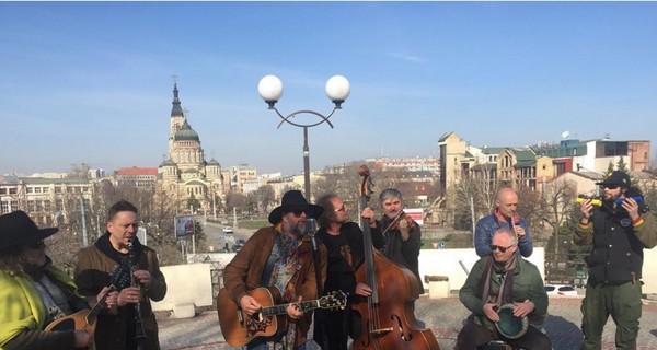 Борис Гребенщиков спел в харьковском сквере