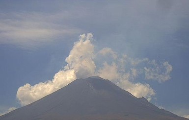 В Мексике вулкан Попокатепетль выбросил двухкилометровый столб пепла