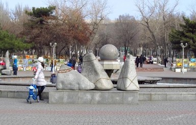 В Запорожских фонтанах находят мобильные телефоны и футболки