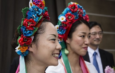Японские девушки ради Порошенко надели украинские вышиванки