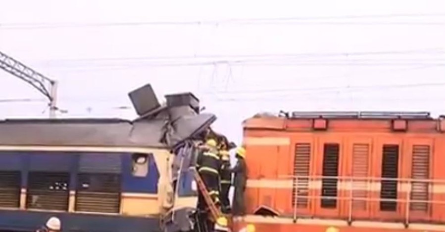 В Китае лоб в лоб столкнулись поезда