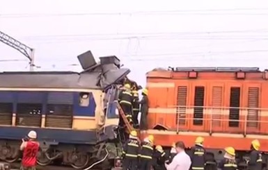 В Китае лоб в лоб столкнулись поезда