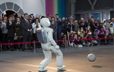 В Японии дети Порошенко посмотрели на роботов, а жена посетила спецшколу