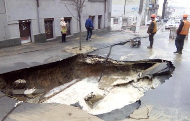 В Киеве асфальт провалился в яму, несколько улиц перекрыто