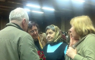 Светлана Алексиевич подарила маме Савченко книгу и цветы