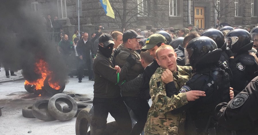 Под Администрацией президента столкновения силовиков и автомайдановцев, горят шины