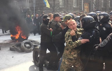 Под Администрацией президента столкновения силовиков и автомайдановцев, горят шины