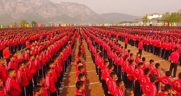 В Китае 26 тысяч учеников вышли на массовую тренировку кунг-фу