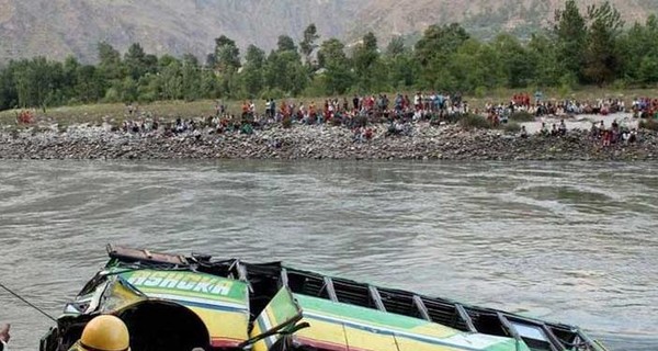 В Перу автобус упал в реку, погибли 40 человек
