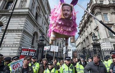 Британцы вышли на митинг с требованием отставки Кэмерона
