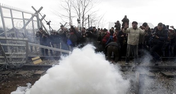 В Македонии полиция применила слезоточивый газ против мигрантов