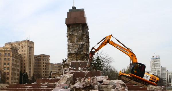 В Харькове начали сносить постамент Ильича