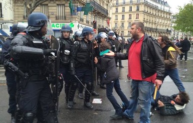 Массовые протесты во Франции: людей арестовывают и разгоняют газом