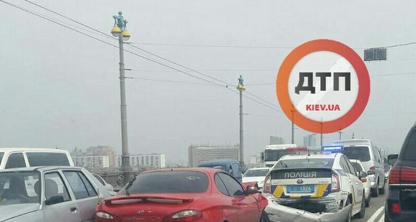 В Киеве водитель иномарки протаранил полицейскую машину