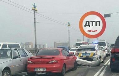 В Киеве водитель иномарки протаранил полицейскую машину
