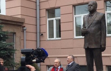 В Москве установили памятник Жириновскому работы Церетели 