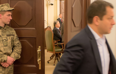 Появились фото Порошенко с тайного заседания в Раде 