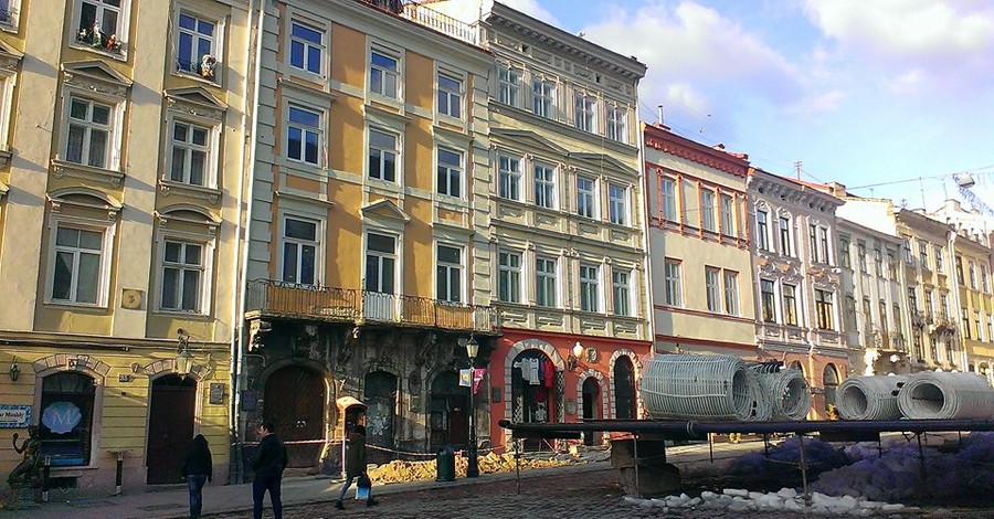 Во Львове суд обязал восстановить уничтоженный фасад в центре
