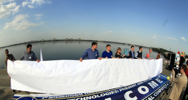 В Днепропетровске начертили рекордных размеров чертеж ко Дню Космонавтики