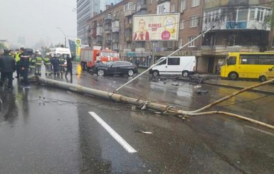 Авария в Киеве парализовала движение на проспекте Победы