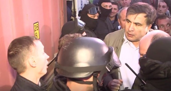 Саакашвили обнародовал видео своих разборок с вооруженной 