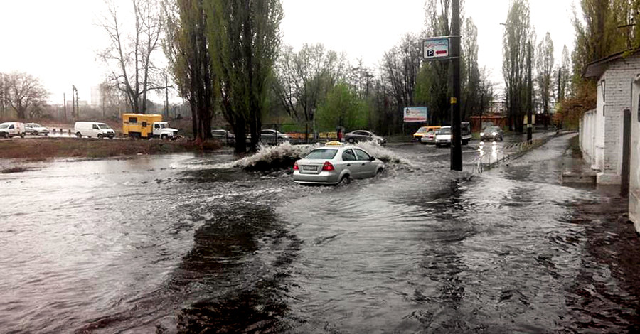 В Киеве образовалась лужа, в которой тонут автомобили 