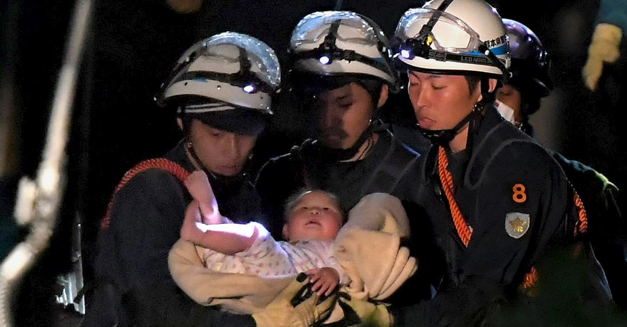 В Японии под завалами здания чудом выжил младенец