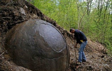В Боснии обнаружили загадочный каменный шар