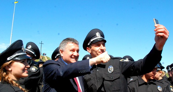 Первый день новой полиции в Запорожье: селфи и ночные дежурства