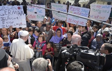 Папа Римский увез с острова Лесбос 14 сирийских беженцев