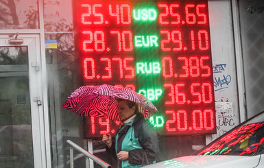 Украинцы стали продавать долларов больше, чем покупать 