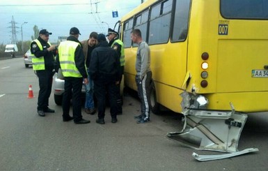 В Киеве пьяные полицейские устроили аварию на проспекте Ватутина