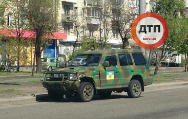 В Киеве попал в аварию джип одного из добровольческих батальонов