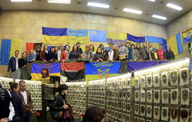 Днепропетровские волонтеры представили коллекцию из полутысячи шевронов 