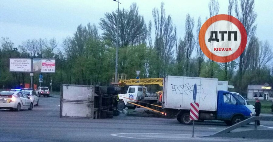 В Киеве столкнулись два грузовика, водители которых были пьяны