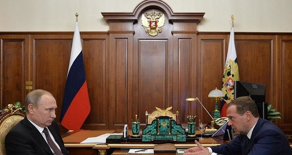 Медведев явился к Путину в синих ботинках